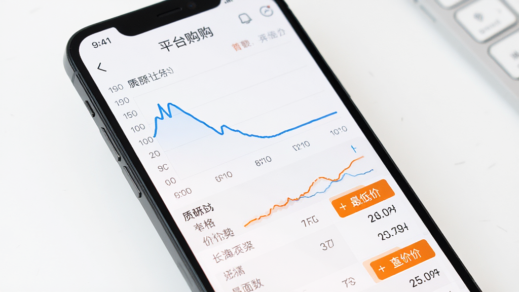 手机屏幕显示质易购的价格走势折线图界面,曲线从高到低再到平稳,下方有不同平台的价格对比列表,界面以橙色高亮当前最低价,背景干净简洁,风格数据可视化,画质清晰无杂乱元素