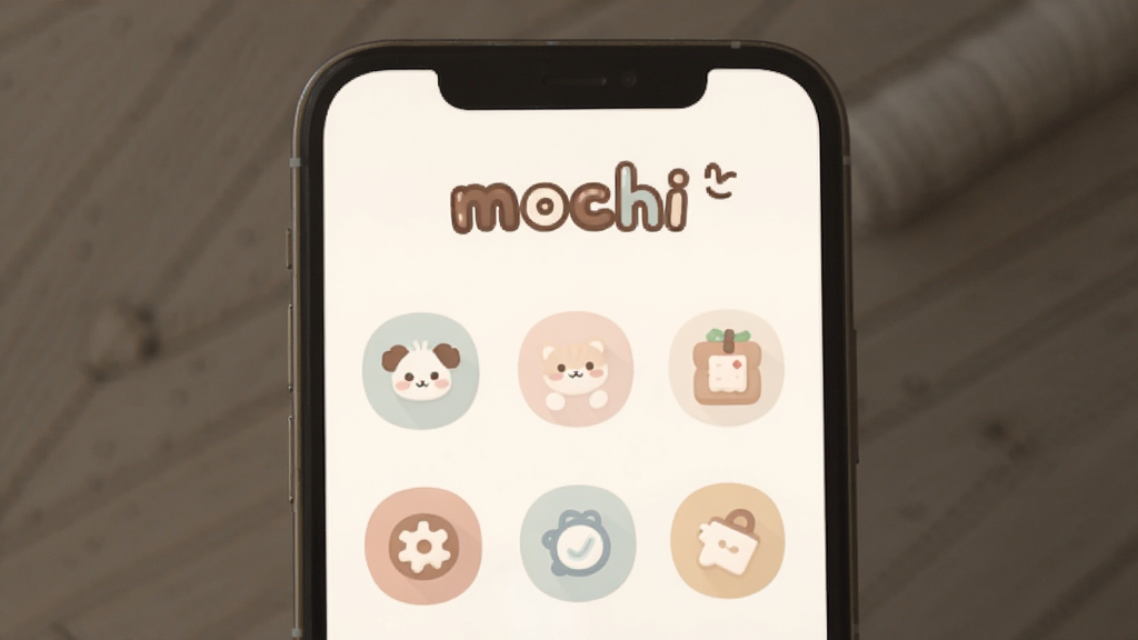 一张手机应用截图,展示mochi的主界面,界面以米白色为底,顶部有可爱的卡通字体“mochi”,中间是几个圆润的功能图标排列整齐,整体没有任何广告横幅和弹窗,画面干净整洁,风格治愈