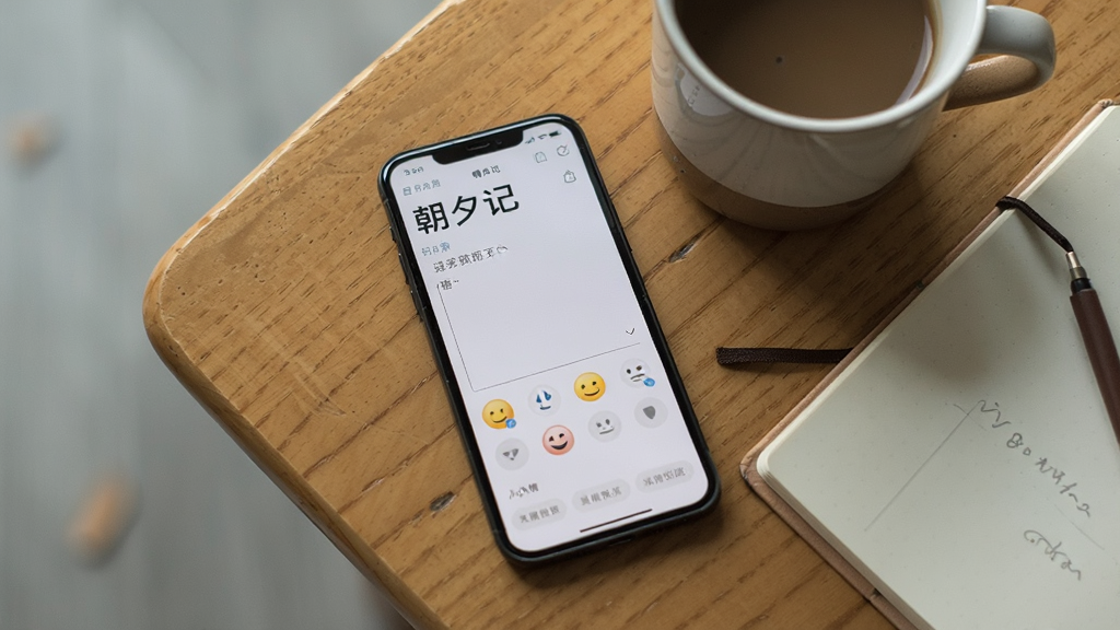 一部手机放在木质桌面上,屏幕显示