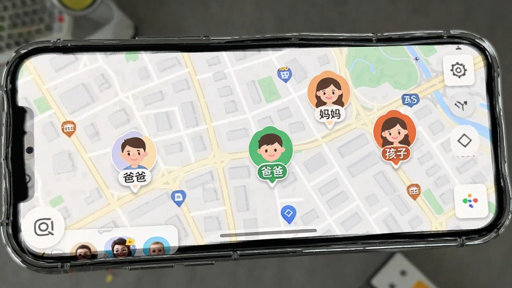 一张展示“暖心家庭”位置共享功能的图片,画面是手机屏幕显示地图界面,地图上有三个不同颜色的头像标记,分别标注“爸爸”“妈妈”“孩子”,地图背景是城市街区,界面底部有群组聊天入口,风格简洁现代,画质清晰,无多余元素