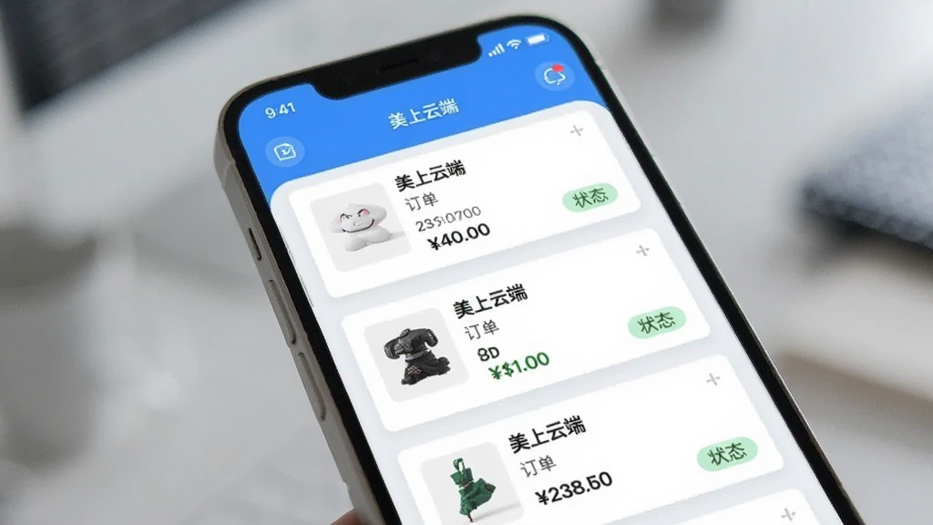 美上云端商品订单管理界面展示图,画面主体是手机屏幕特写,屏幕中显示商品列表和订单卡片,每个卡片上有商品缩略图、名称、价格和状态标签,界面排版整齐,采用蓝白配色,背景虚化处理,风格简洁现代,画质清晰干净,图片中文字包含“美上云端”