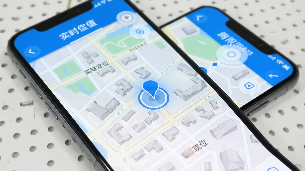 手机定位快速查实时定位界面,手机屏幕显示地图和蓝色定位光标,周围有街道建筑轮廓,界面干净清爽,蓝白色调,高清画质,无多余元素
