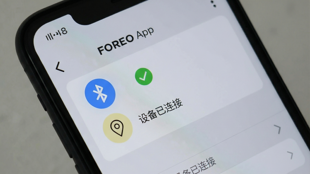 手机屏幕显示FOREO App的设备搜索界面,蓝牙图标和定位图标亮起,旁边有一个绿色对勾提示连接成功,背景是简洁的浅灰色设置页面,风格扁平化设计,细节上文字清晰「设备已连接」,画质干净无杂乱