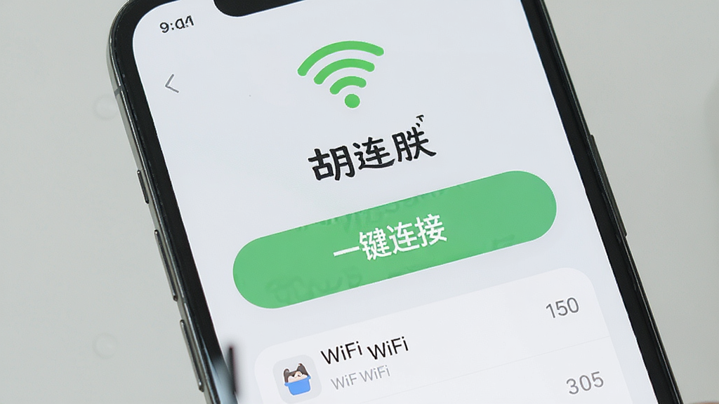 һ���ֻ���Ļ��д����Ļ����ʾ������ʤ��Ӧ�������棬����������������������ɫWiFi�ź�ͼ�꣬�м��ǡ�һ�����ӡ���ť����ť�·��г�����WiFi�б�������Ϊǳ��ɫ�����岼�ֱ�ƽ����ϸ��Բ�󣬻��ʸɾ��޶���Ԫ�ء�