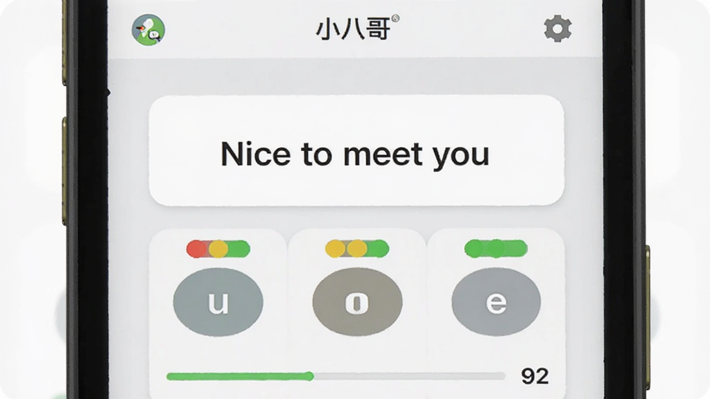 ��������Ϊ��С�˸硱APP�ĸ������ֽ��棬�ֻ���Ļ��ʾһ��Ӣ�ġ�Nice to meet you�����·�����������ť��ÿ�������Ϸ��к����������ɫ�����ֱ�ǡ������ϵ��ʿ�Ƭ���У�����Ϊǳ��ɫ������ƽ����ϸ�ڰ����������͵÷����֡�92�������ʸɾ����޶���Ԫ�ء�