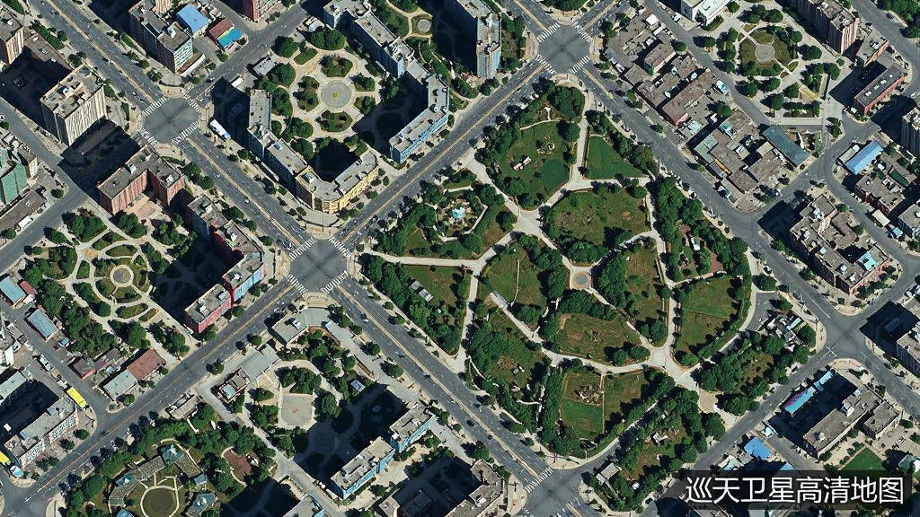 图片描述:高清卫星拍摄的城市俯瞰图,街道、建筑、绿地清晰可见,界面右下角有“巡天卫星高清地图”水印,画面明亮,细节丰富,风格写实,画质干净