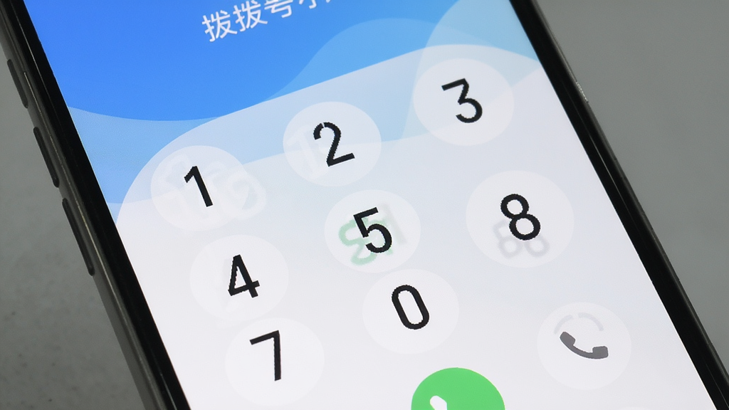 一张手机屏幕的特写,屏幕上清晰显示拨号多多app的拨号键盘界面,数字按键大而清晰,背景是简洁的蓝白渐变,界面风格扁平化,布局干净,画质清晰无多余元素,突出“一键拨号”的核心功能。