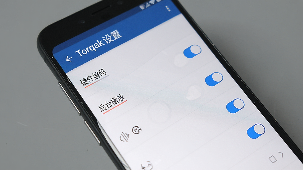 ���壺Torqak���������ֻ��ϵ�����ҳ�棬չʾ��Ӳ�����롱������̨���š���ѡ����֣��ֻ��������������������У��Ű棺�б�ʽ������״̬�ɼ�����񣺼�࣬��ɫ���أ�ϸ�ڣ���Ļ������ʾ��Torqak���á�������Ϊ��ɫ�����ʣ����壬UI�ɾ��޶���Ԫ�ء�