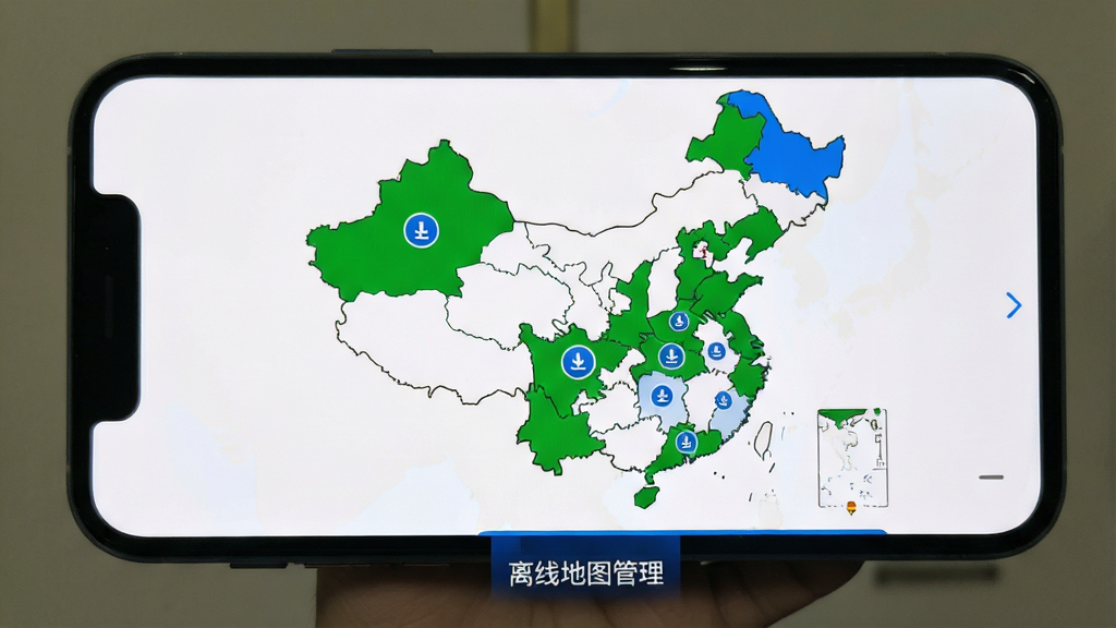 摩托路线宝离线地图下载界面,手机屏幕上显示中国地图轮廓,部分省份已经下载完成显示为绿色,部分省份显示下载按钮,下方有“离线地图管理”标题,界面风格简洁,以白色和蓝色为主,文字清晰,画质干净,无多余元素