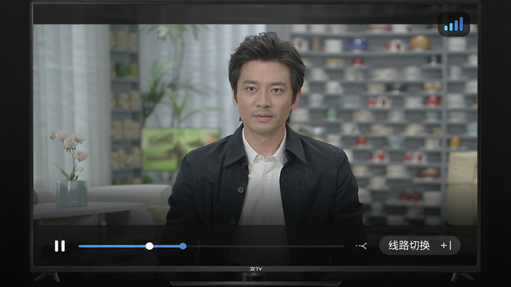 欢视TV播放流畅稳定功能展示图,画面中欢视TV正在播放高清电视节目,屏幕下方显示播放进度条和线路切换按钮,右上角显示网络信号强度图标,整体界面以深色背景为主,画面清晰锐利,风格简洁直观,画质干净无多余元素