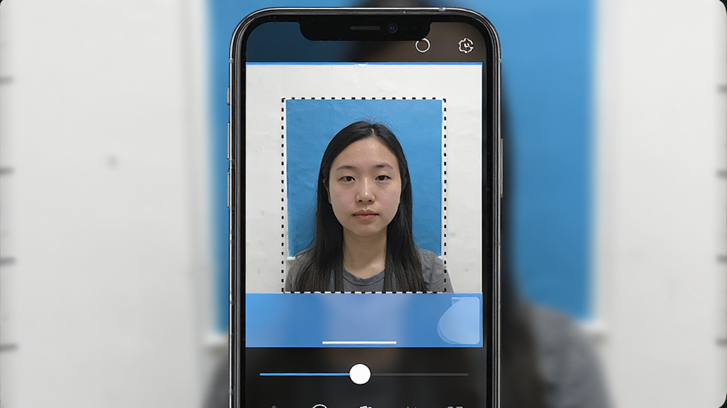 һ���ֻ���Ļ��ͼ����ͼƬ��չʾ����֤����App�Ŀ�ͼ�༭���棬����������վ�ڰ�ǽǰ����Ļ����һ�����߿�ѡ�����·��е�����Ե�Ļ��飬���дʵ�����ʸɾ����޶���Ԫ��