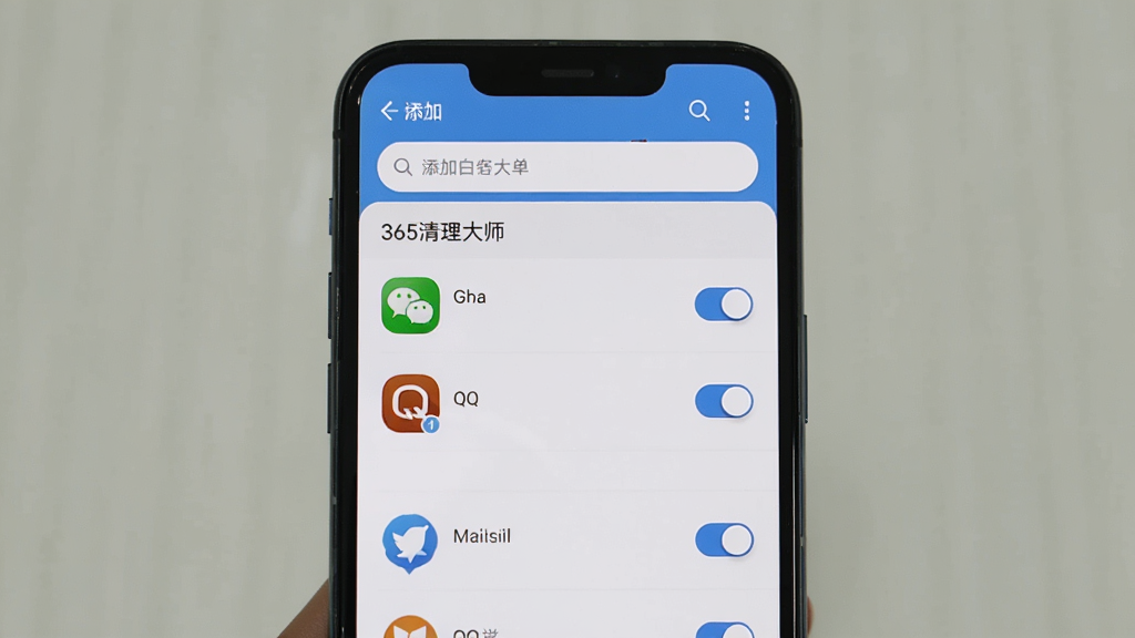 һ���ֻ�չʾ365������ʦ������ҳ�棬��Ļ����ʾ�������������ý��棬�б���������΢�š�QQ��Ӧ��ͼ�꣬ÿ��Ӧ�ú����п��ذ�ť����Ļ���������Ӱ������������򣬽����԰�ɫ��ǳ��ɫΪ������������ˣ������������޶���Ԫ��