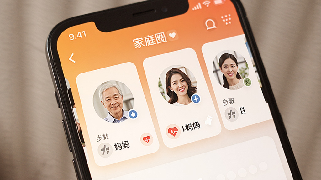 һ��չʾ��Զ�AI����App��ͥ�ػ����ܵ�ͼƬ���ֻ���Ļ��ʾ�ż�ͥȦҳ�棬�����аְ֡�������ҵ�ͷ��Ƭ��ÿ�ſ�Ƭ�·���ʾ�Ų���������Сͼ�꣬������ůɫ�����������罻�����ļ�ͥȺ�飬������У����ʸɾ��޶���Ԫ��