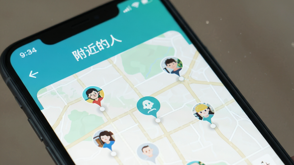 �ֻ���Ļ��ʾ��������APP�ĵ�ͼ���棬��ͼ���ж��ͷ���ǣ���Ļ�Ϸ���ʾ���������ˡ�������������ǳɫ��ͼ��������Ƽ�࣬����ɫ��������������������Ԫ��