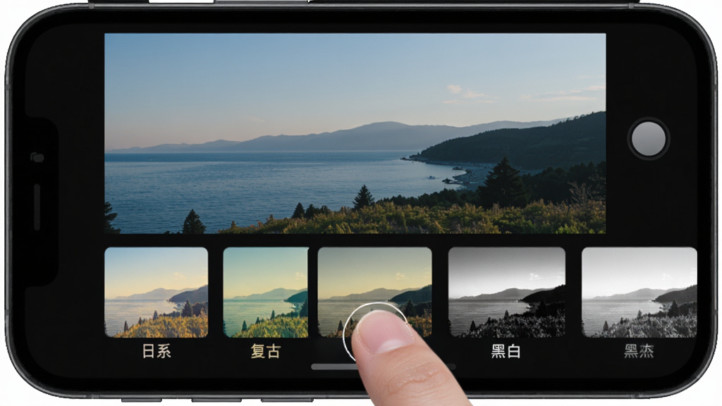 չʾ��APP���˾�ѡ����棬�ֻ���Ļ��ʾ��һ�ŷ羰��Ƭ���·���һ���˾�����ͼ��ÿ������ͼ������ͬɫ������硰��ϵ���������š������ڰס����û���ָ���ڻ���ѡ�񣬱�������ɫģʽ�����߼���Լ���Ű����룬���ʸɾ����޶���Ԫ�ء�